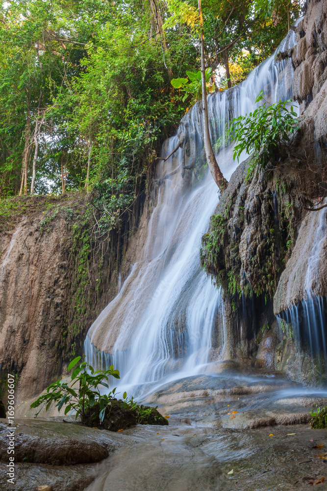 Obraz premium Beautiful landscape of tropical Saiyok waterfall in Kanchanaburi, Thailand