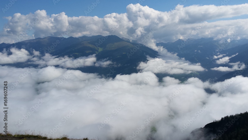 Berge mit Wolkenmeer Berge mit Wolkenmeer