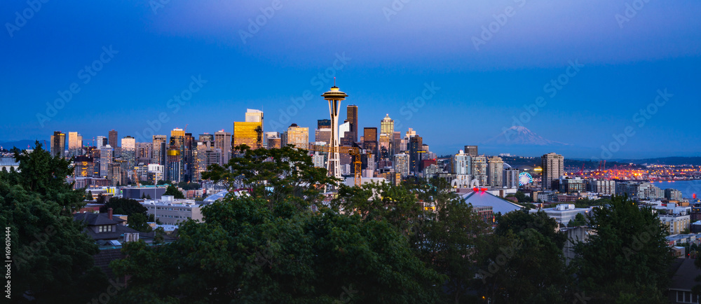 Obraz premium Seattle Skyline Sunset with Mount Rainier