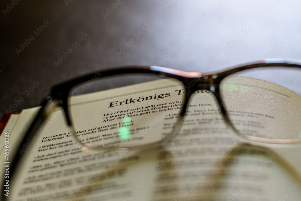 Buch mit Lesebrille