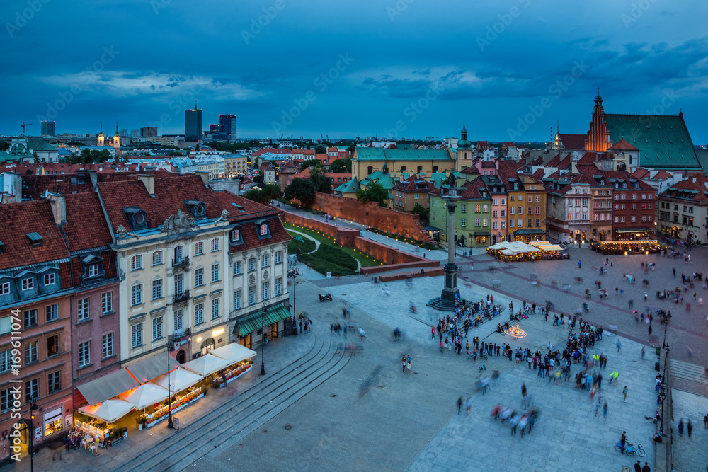 Obraz premium View of the old town at night in Warsaw, Poland