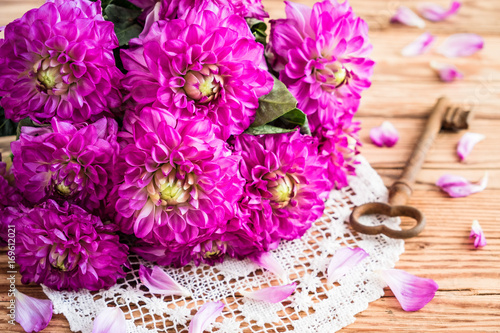 Fototapeta Naklejka Na Ścianę i Meble -  Dahlienstrauß mit rostigem Schlüssel, Querformat