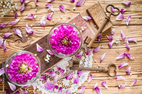 Fototapeta Naklejka Na Ścianę i Meble -  Dahlien im Glas mit 2 alten Schlüsseln