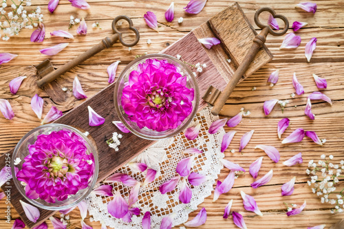 Fototapeta Naklejka Na Ścianę i Meble -  Dahlien mit zwei rostigen Schlüsseln, Draufsicht