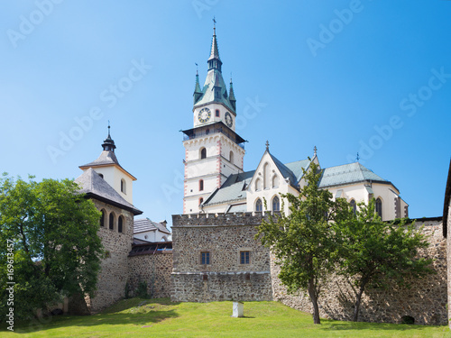 Kremnica - The Safarikovo square with fountain, castle and St. Catherine church.