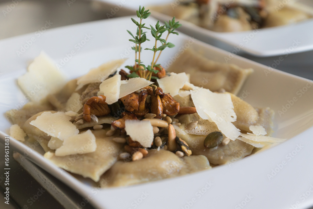 Tortellini mit Kürbiskernölteig, Eierschwammerl Fülle und Parmesanspänen
