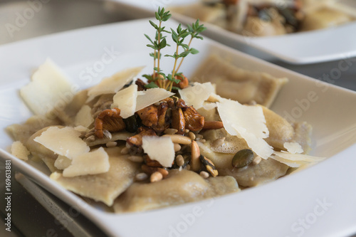 Obraz na płótnie Tortellini mit Kürbiskernölteig, Eierschwammerl Fülle und Parmesanspänen w salonie