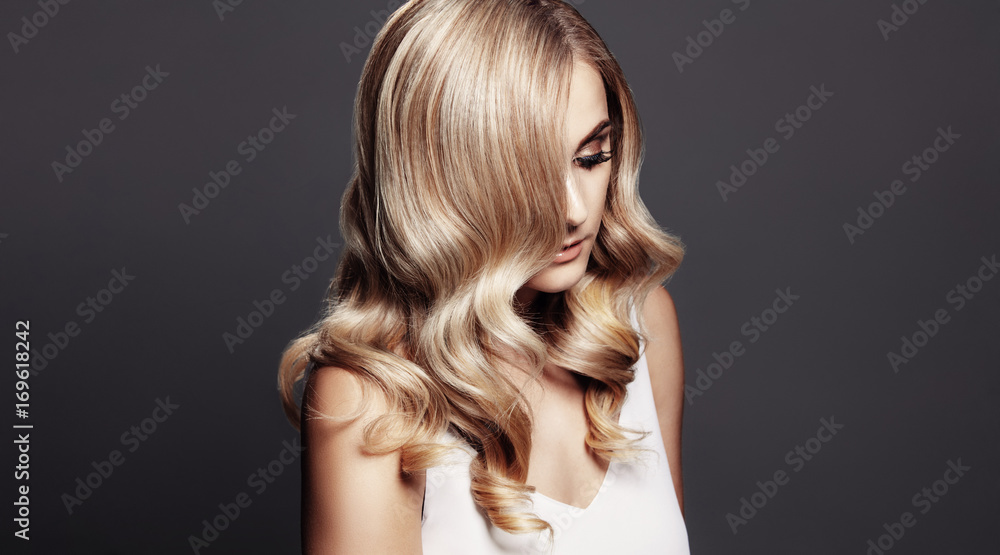Elegant woman with shiny wavy blond hair - obrazy, fototapety, plakaty 