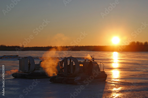 Foto Hovercraft at sunset on Onega lake, Island Kizhi Karelia, Russia