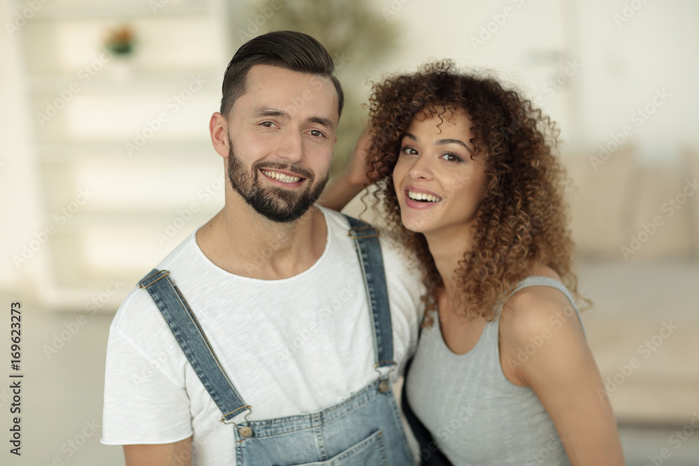 Obraz premium Happy young people standing in a new house