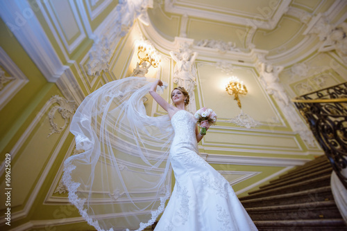 Billede på lærred Beauty bride in bridal gown with lace veil indoors