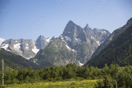 Горный пейзаж, Красивый вид на горные вершины в живописном ущелье, солнечная погода, дикая природа Северного Кавказа © Ivan_Gatsenko