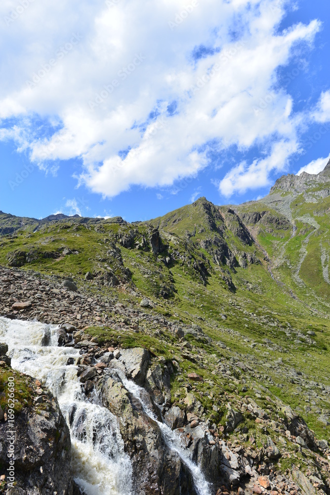 Wasserfall im Riffltal im Kaunergrat/Ötztaler Alpen Wasserfall im Riffltal im Kaunergrat/Ötztaler Alpen