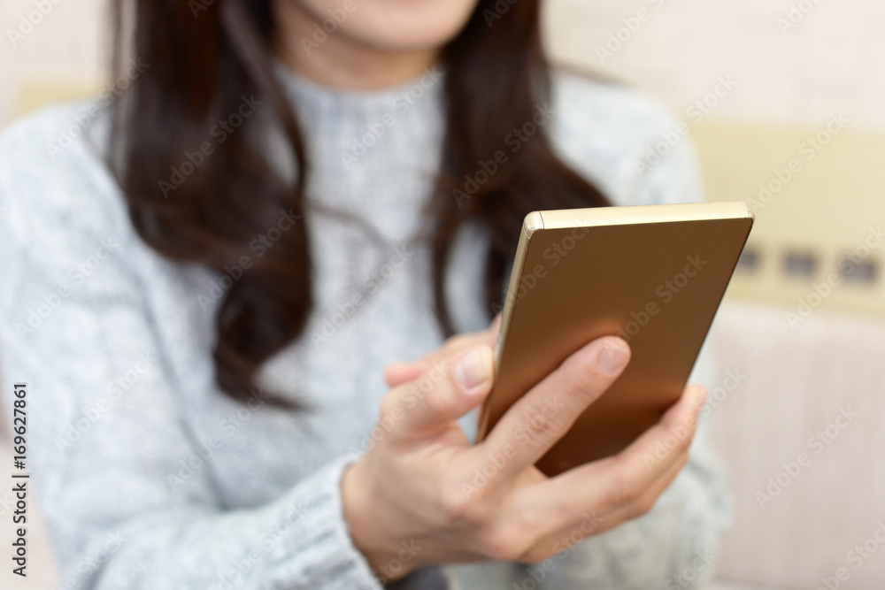 スマートフォンを持つ女性 スマートフォンを持つ女性