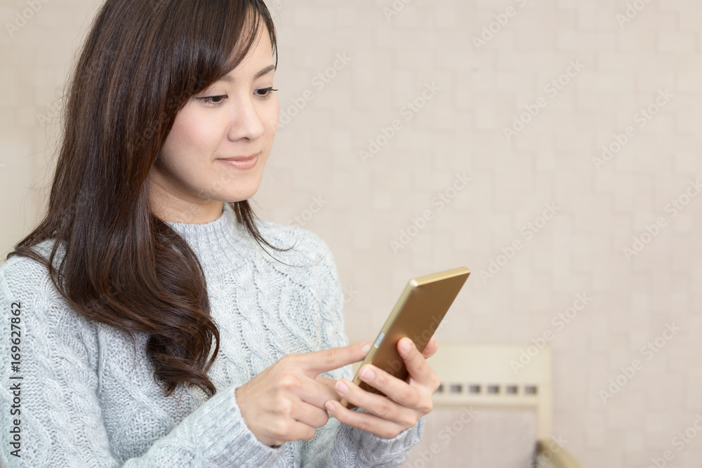スマートフォンを持つ女性 スマートフォンを持つ女性