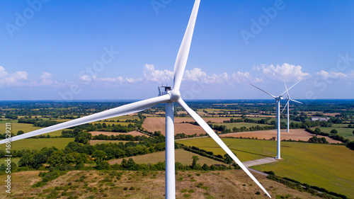 Eoliennes dans les champs près de Sainte Pazanne, France
