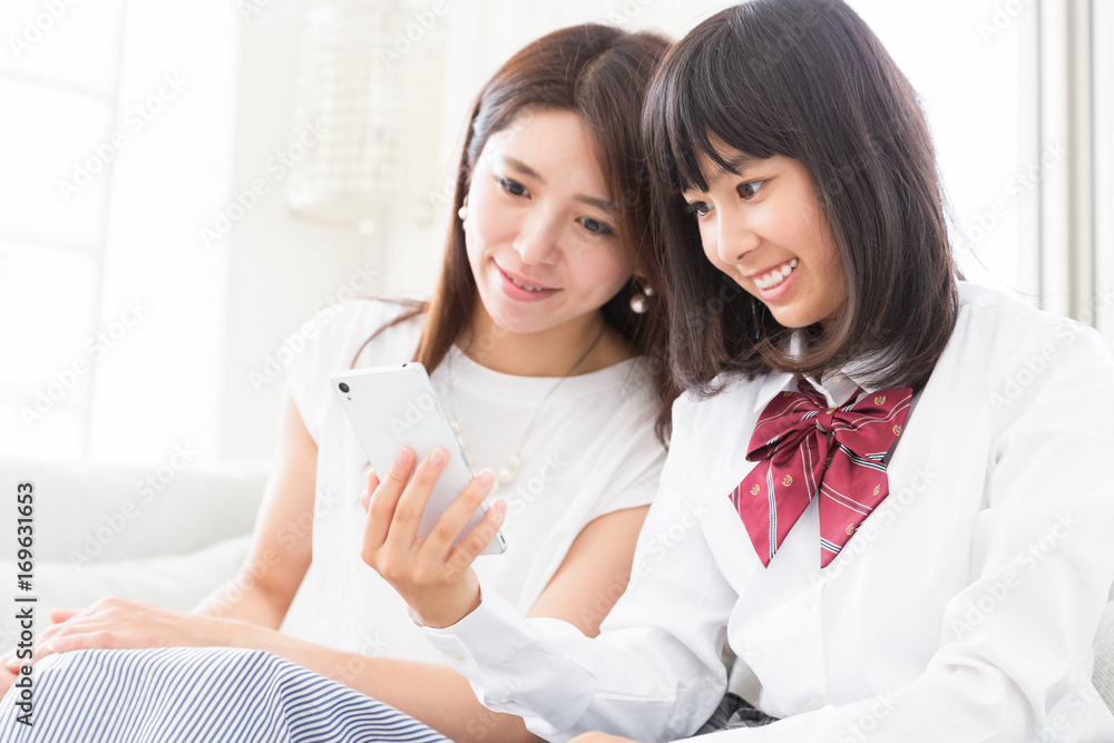 親娘とスマホ　制服