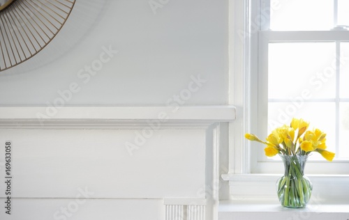 Fotografia Yellow Daffodils on white mantle