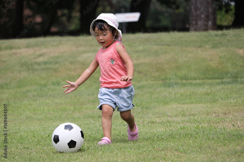 サッカーボールで遊ぶ女の子