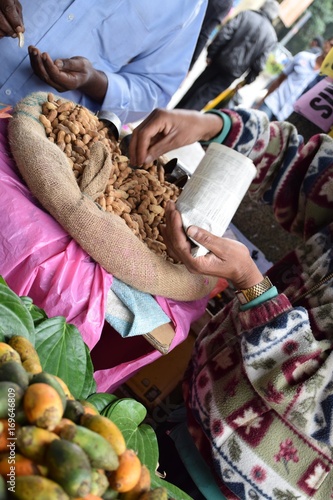 Erdnüsse auf dem Markt zu verkaufen