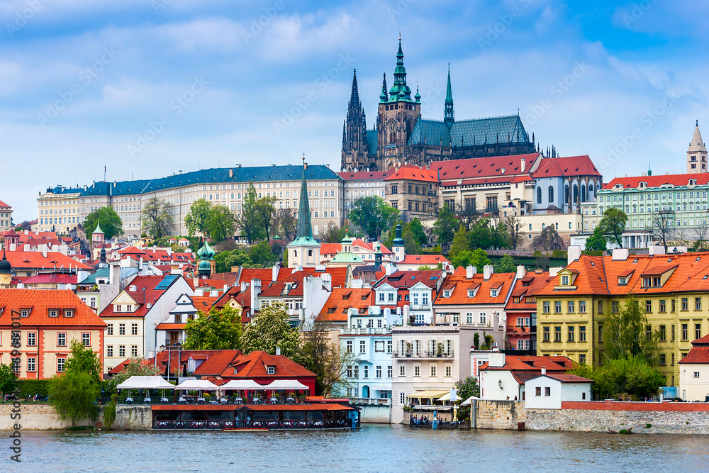 Naklejka premium Praga jest stolicą Republiki Czeskiej, państwa europejskiego. Zabytki historyczne.