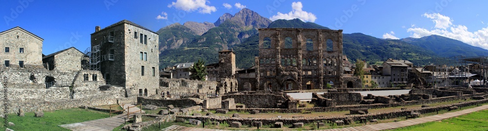 panoramique du théâtre antique d'Aoste, Italie