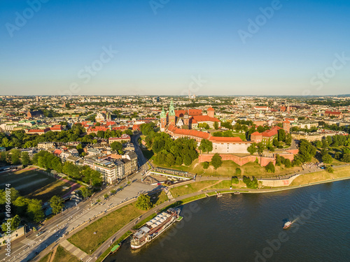 Karków z lotu ptaka. Nabrzeże rzeki Wisły i Krajobraz miasta z zamkiem na Wawelu.