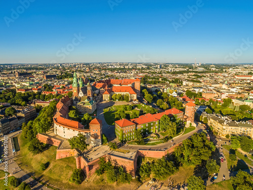 Kraków z lotu ptaka - stare miasto. Krajobraz Krakowa z Zamkiem i Katedrą na Wawelu.