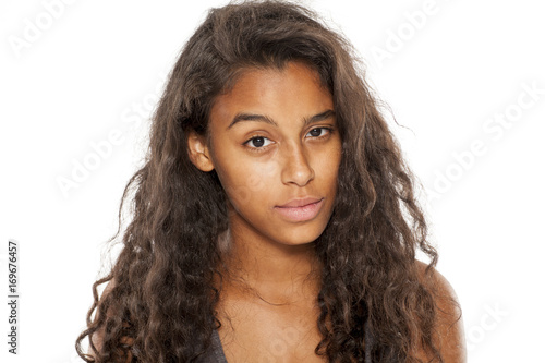 Quadro em tela beautiful dark skinned girl with distrustful look