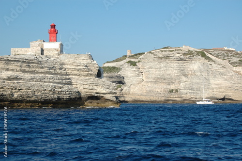 Phare rouge de la Madonetta sur les falaises de Bonifacio en Corse du Sud