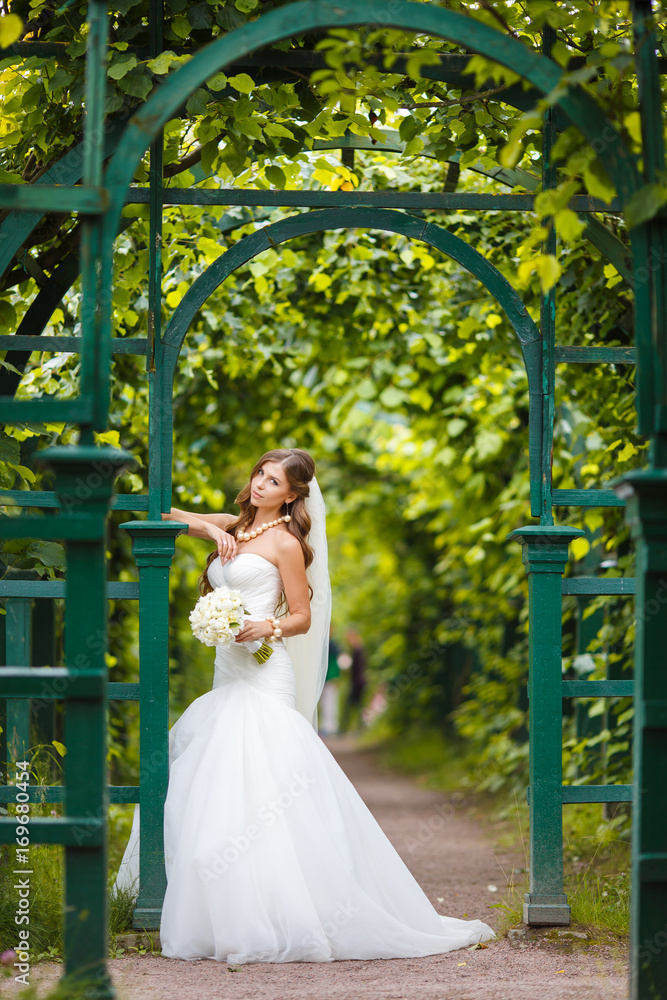 Obraz premium Charming bride in the park 