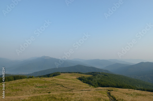 Poranek w górach / widok z Szerokiego Wierchu w kierunku Ustrzyk Górnych.   © Rafał Okraj