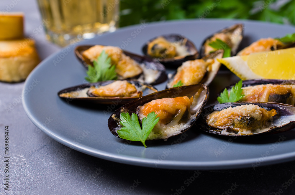 Baked mussels with cheese Baked mussels with cheese