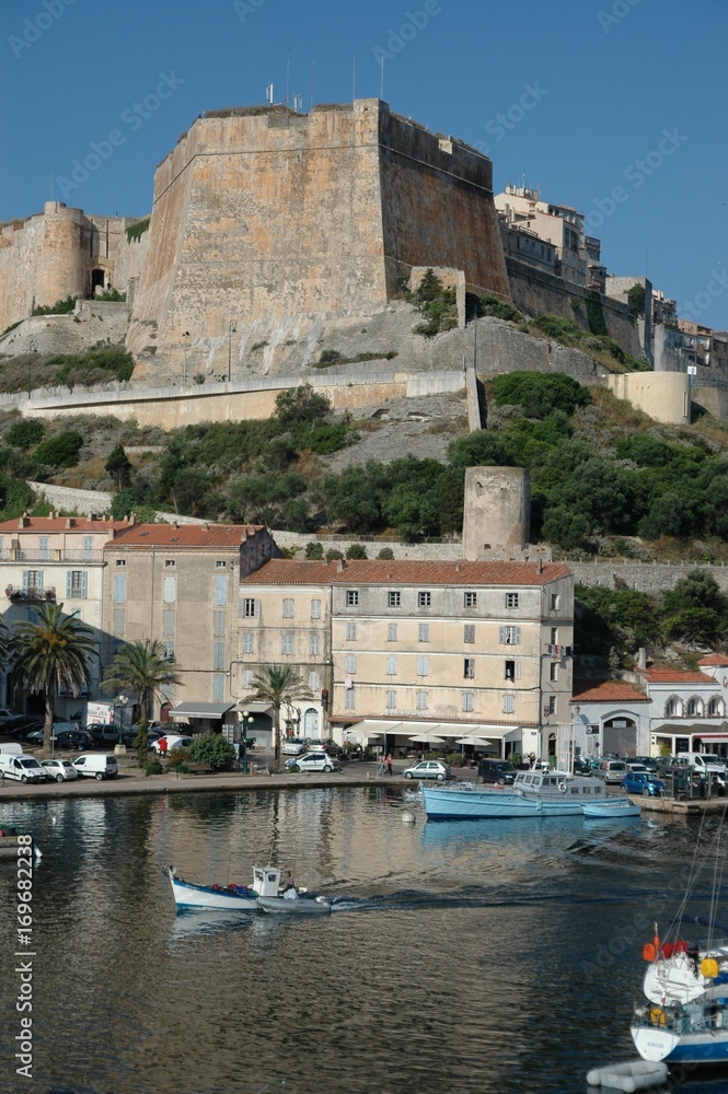 Citadelle de Bonifacio vue depuis son port, en Corse du Sud