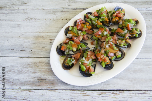 Vinaigrette mussels served on a plate.
