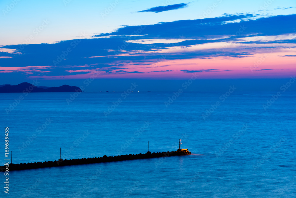 Obraz premium 海岸線の夕暮れ