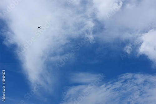 飛行機と青空と雲「空想・雲のモンスター」美しい光景、青春の輝き、偉大な挑戦者、旅立ち、未来、夢、成功などのイメージ
