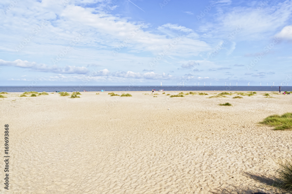 Φωτογραφία The wide expanse of the deserted Caister-on-Sea beach under a summer sky