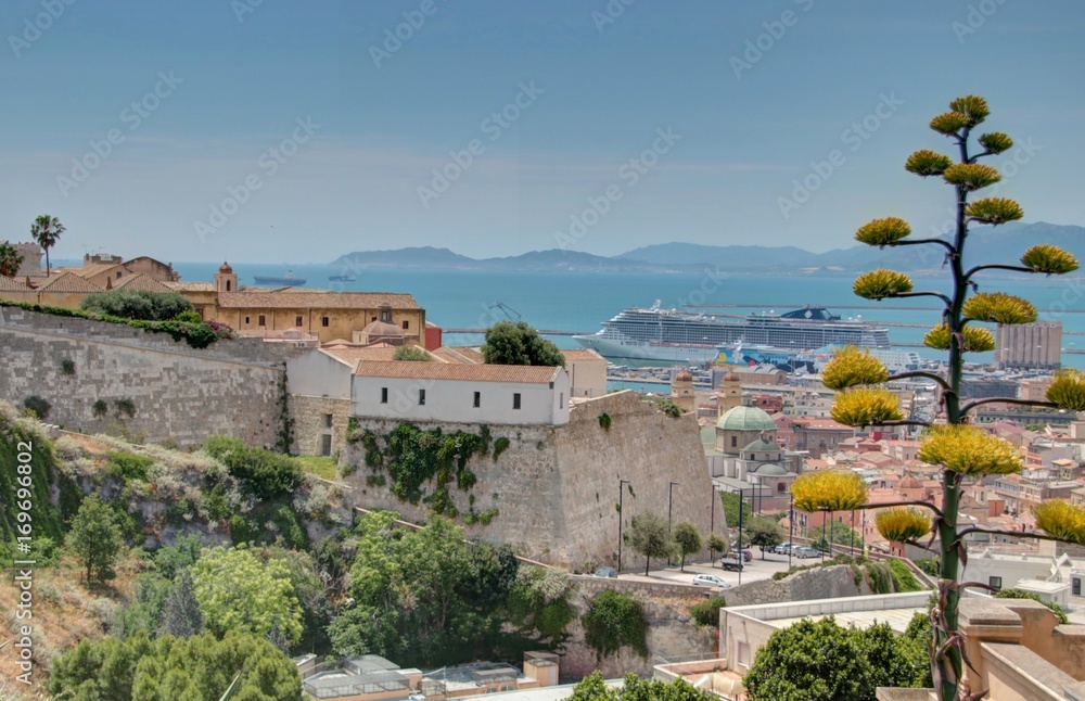 Cagliari, capitale de la Sardaigne et sa côte rocheuse