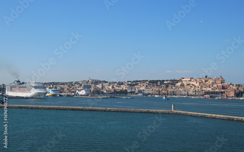Cagliari  capitale de la Sardaigne et sa c  te rocheuse