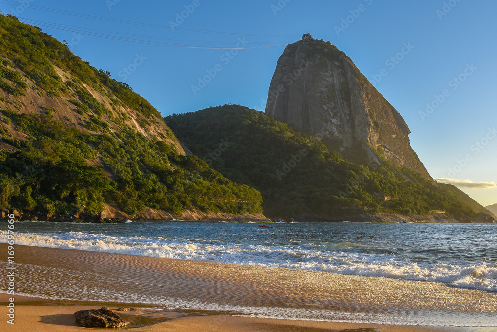 Φωτογραφία Beautiful sunrise at the deserted Praia Vermelha Beach with the bright sun illum