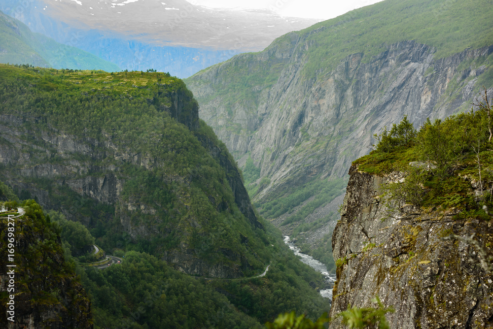 Φωτογραφία View of the Mabo valley as seen from the Voringsfossen in Fossli, Norway looking west