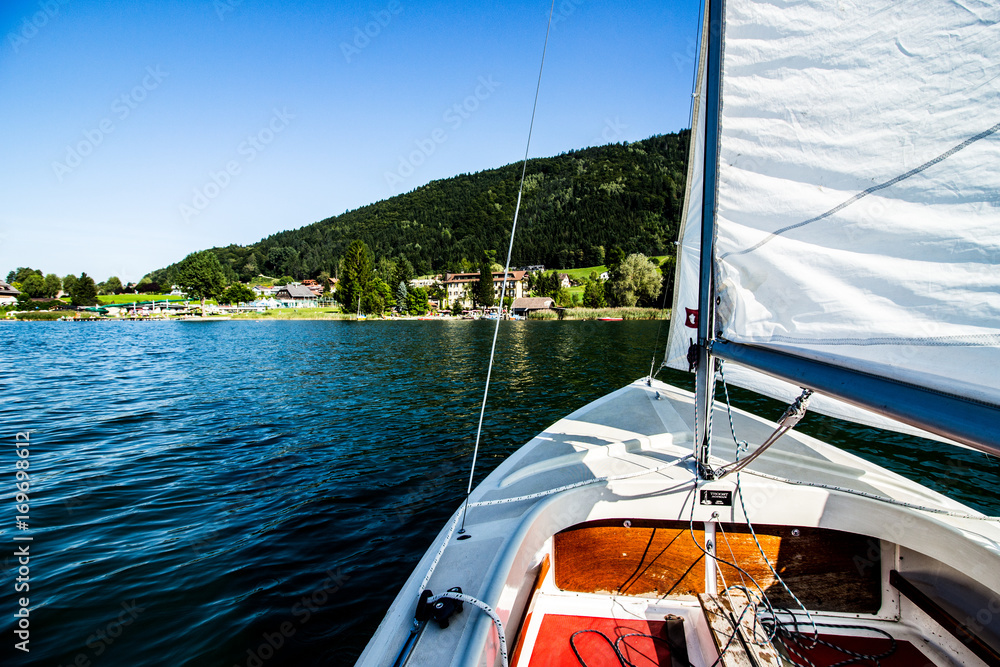 Fotografie sailing on a lake in austria