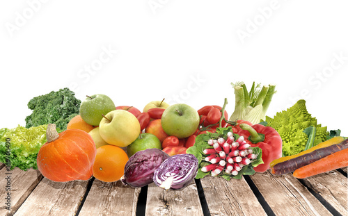 groupe de fruits et légumes sur planche et fond blanc