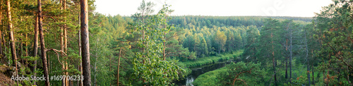 панорама лесного пейзажа с лесом, рекой и скалистым берегом, Россия, Урал, август