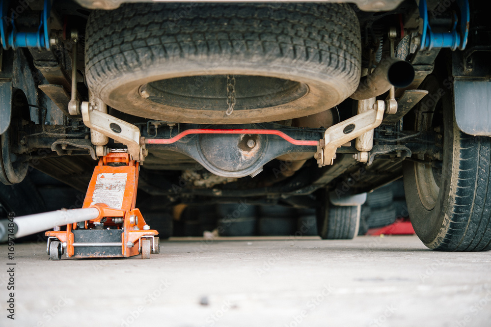 Tire leak car. Tire leakage is doing to remove the car tire leak. How to use a car lifting magnet to change the car wheel Tire leak car. Tire leakage is doing to remove the car tire leak. How to use a car lifting magnet to change the car wheel