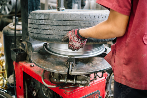 How to remove the tire from the car Alloy Wheels