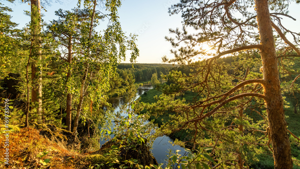 Fototapeta premium панорама лесного пейзажа с лесом, рекой и скалистым берегом, Россия, Урал, август