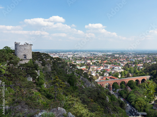 Panorama von Mödling mit Aquädukt und Schwarzen Turm, Niederösterreich