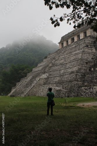 Ruinas en la niebla